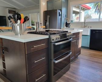 Quiet, Newly Renovated Home, Perfect for Work, Vacation or Temporary Housing - Pleasanton - Kitchen