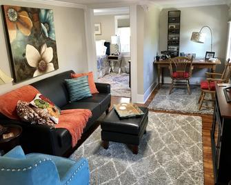 Bear House 1890, Lilly's Loft, Delightful, Upgraded amenities, Walk to Cafes - Chattanooga - Living room