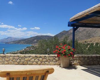 Escape Everyday Life Away From The Hustle And Bustle - Ano Viannos - Balcón