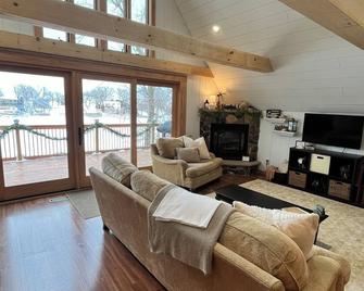 15 minutes from Powder Ridge Ski Hill-sleeps 10 - Annandale - Sala de estar
