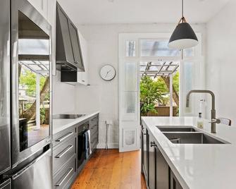 Chiltern Terrace - Delightful Erskineville Charm - Sydney - Kitchen