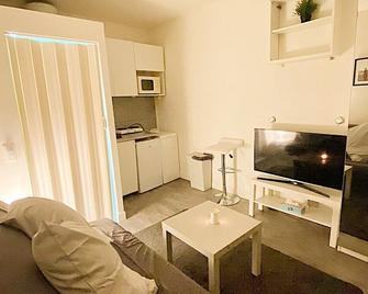 Cozy 1-bedroom apartment with WiFi, AC in charming Issy-les-Moulineaux - Issy-les-Moulineaux