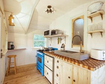 Romantic Riverbed Treehouse - hot tub & new sauna! - Londonderry - Kuchyň