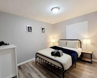 Pleasant 3 Br Home Near ︎dtw Airport ︎sleeps 6 - Taylor - Bedroom