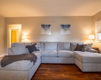 Renovated Home in Marietta, OH- close to downtown \'Our Cozy Corner\' - Marietta - Living room