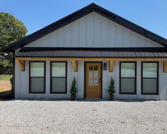 Cozy 2-bedroom cottage #2 in peaceful Tuscumbia with AC - Tuscumbia - Budova