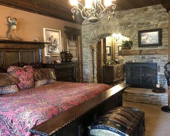 Enchanting Family Cabin Rental in The Wo - Anaconda - Bedroom