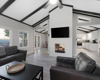 Quiet Mountaintop Vista w/ Hot tub and Fire pit - Morganton - Living room