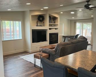 Open floor plan with a covered patio and fenced yard. - Millcreek - Lounge