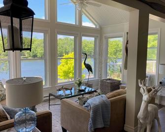 Luxury cottage on beautiful lakefront with hot-tub & private bunkie. New to VRBO - Westport - Sala de estar