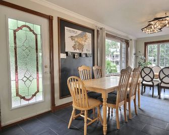 Distinctive 5-room inn, located a few steps from the river to discover the multi - Saint-Jean-Port-Joli - Essbereich