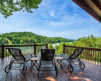 20% Off Lakefront Lodge, Luxury, Dock, Hot Tub, Game Room, Fire Pit - Dandridge - Balcony