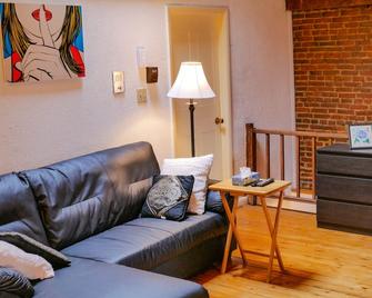 Historic Loft Suite @ Downtown Albany - Albany - Living room