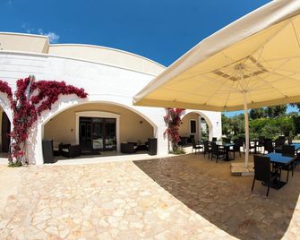 A lovely place emerged in the garden and surrounded by the olive trees - Oria - Patio