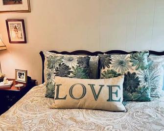 Cozy Lakefront Retreat with Fireplaces Inside and Out - Hartwell - Bedroom