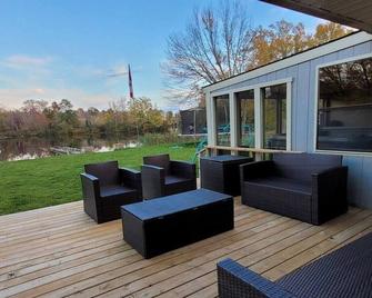 Pines Bay Waterfront Cottage With Hot Tu - Kawartha Lakes - Patio