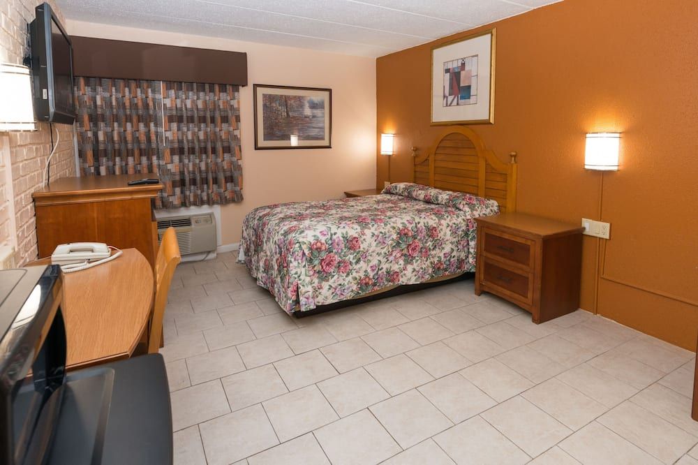 Bedroom view of Cambridge Inn