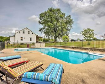 Cozy Missouri Retreat w/ Pool, Pond & Fire Pit! - Berger - Pool