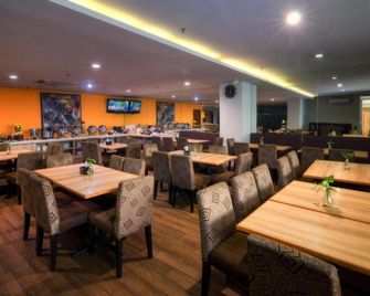 The Square Surabaya Hotel - סוראבאיה - מסעדה