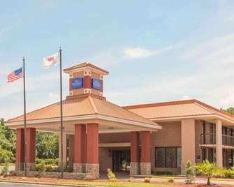Baymont by Wyndham Rocky Mount I-95 - Battleboro - Building