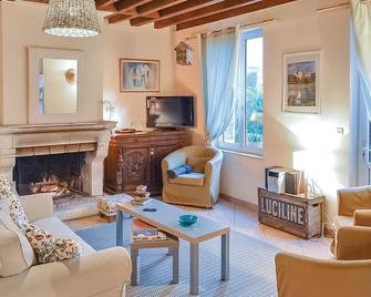 Pet friendly home in Trie-Château with WiFi - Trie-Château - Sala de estar