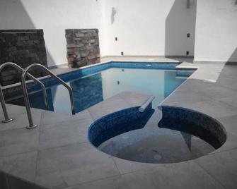 Refugio Acolchado: Habitaciones Dobles para Humanos y Peludos Compañeros - Madero - Zwembad