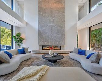 Brightwater by Rove Villa with Sauna Pool and Outdoor Spaces - East Hampton - Sala de estar