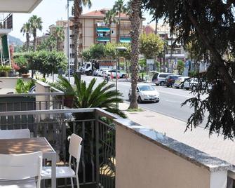 Viale Repubblica 307 2 - Pietra Ligure - Balcon