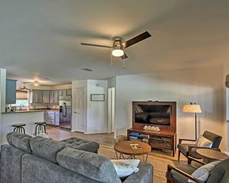 Guadalupe River Retreat with Private Yard - Seguin - Living room
