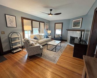 Warm, charming 3BR house w fenced yard in quiet neighborhood close to everything - Springfield - Living room