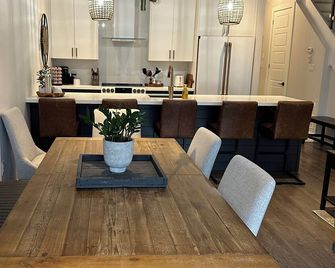Friday Harbour Prime Location - Luxurious Lakeside Escape - Innisfil - Dining room