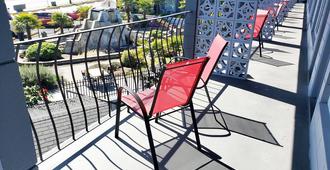 The Port-O-Call Inn & Suites - Nanaimo - Balcony