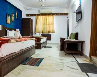 Hotel Udai Palace - Centrally Located Budget Family Stay - Udaipur - Bedroom