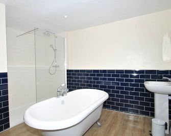 The Hood Arms - Watchet - Bathroom