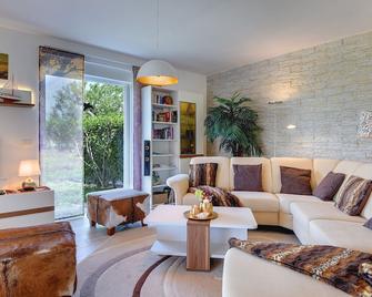 Villa Sunset with sea view for 6 persons near Novigrad - Bužinija - Sala de estar