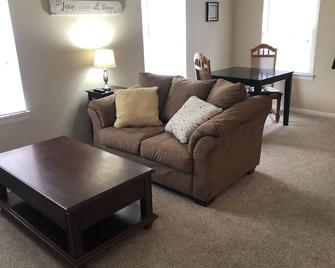Bg Convenient Brooke - Bowling Green - Living room