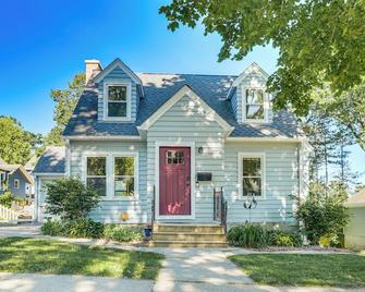 Charming Lake Mills Home Near Rock Lake and Beach - Lake Mills - Building