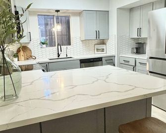 Pets Stay Free! 3 Bed 2 Ba Condo, With Community Pool -Sleeps 6 - Yuma - Kitchen