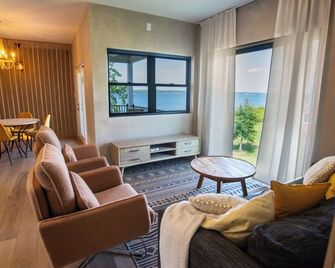 Stylish, Panoramic River Views , Waterfront Modern Home 1 Hr to D.C. - Mechanicsville - Sala de estar