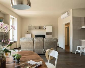 Numero Due Piazza Mazzini - Bymyhomeincomo - Como - Sala de estar