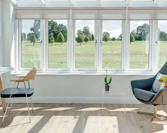 1 bedroom accommodation in Near Cirencester - 比伯里 - 客廳