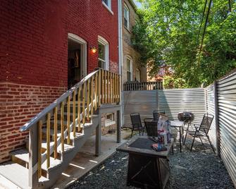 Colorful DC Hideaway - Waszyngton - Patio