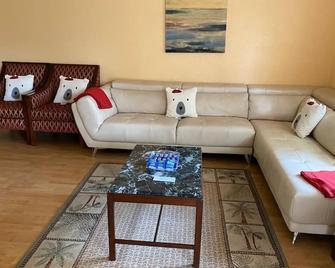 Your Warm and Cozy Guest Home Close To Major Central Florida Attractions - Orange City - Living room