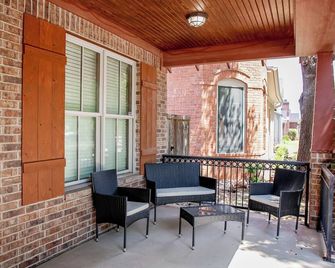 Walking distance from Texas Tech, sleeps up to 12 people! - Lubbock - Balcony