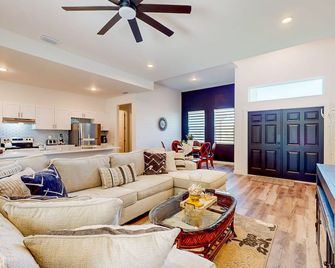 Coco's Cabana - Matlacha - Living room