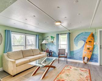 Hudson Home with Dock on Canal about 1 Mi to Beach! - Hudson - Sala de estar