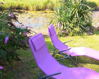 Lovely traditional riverside cottage - La Chapelle-Montabourlet - Patio