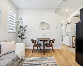 The Garden Suite in London, On 1BR, 1B with free washer and dryer - Londen (Canada) - Huiskamer