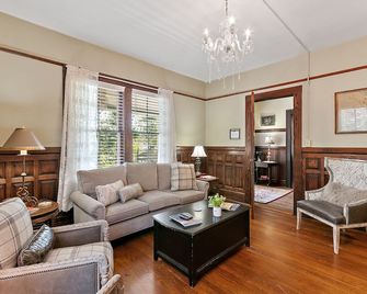 Twin Maples Farmhouse-Walk to Dining, Shops & Pubs - Waynesville - Ložnice