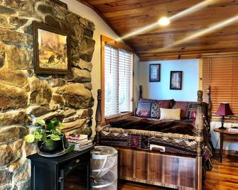 Hike,massanutten Resort,luraycaverns,skyline Drive, Snow Tube/Ski - Elkton - Living room